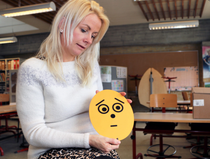 Foto af en AKT-vejleder der arbejder med det kommunikative redskab Bo og Face-it